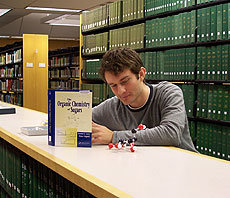 Photo: Student in library